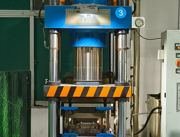 Commutator die casting machine