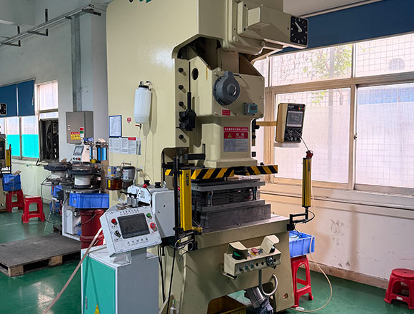 Commutator feeding machine