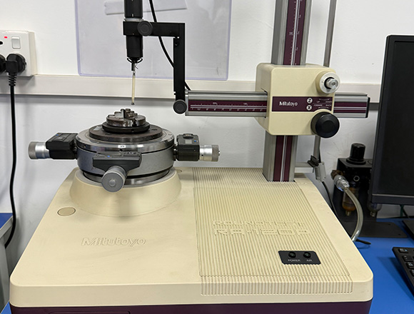 Commutator roundness measuring instrument