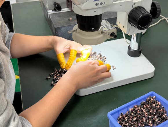 Engineering support of commutator