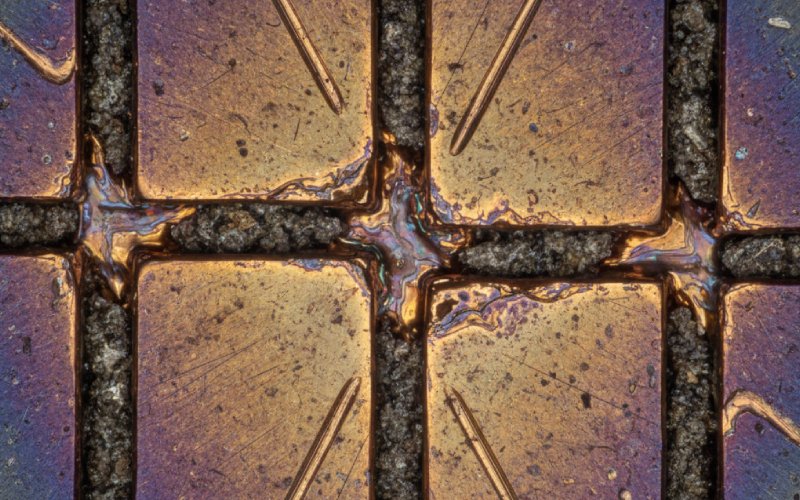 Scorched and grooved copper motor segments