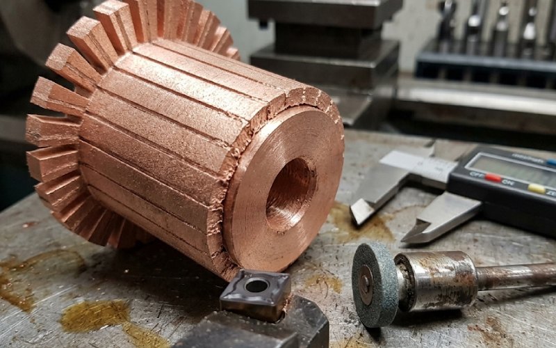 Vorform des Kupferkommutators, vorbereitet für die Endbearbeitung und Oberflächenbehandlung